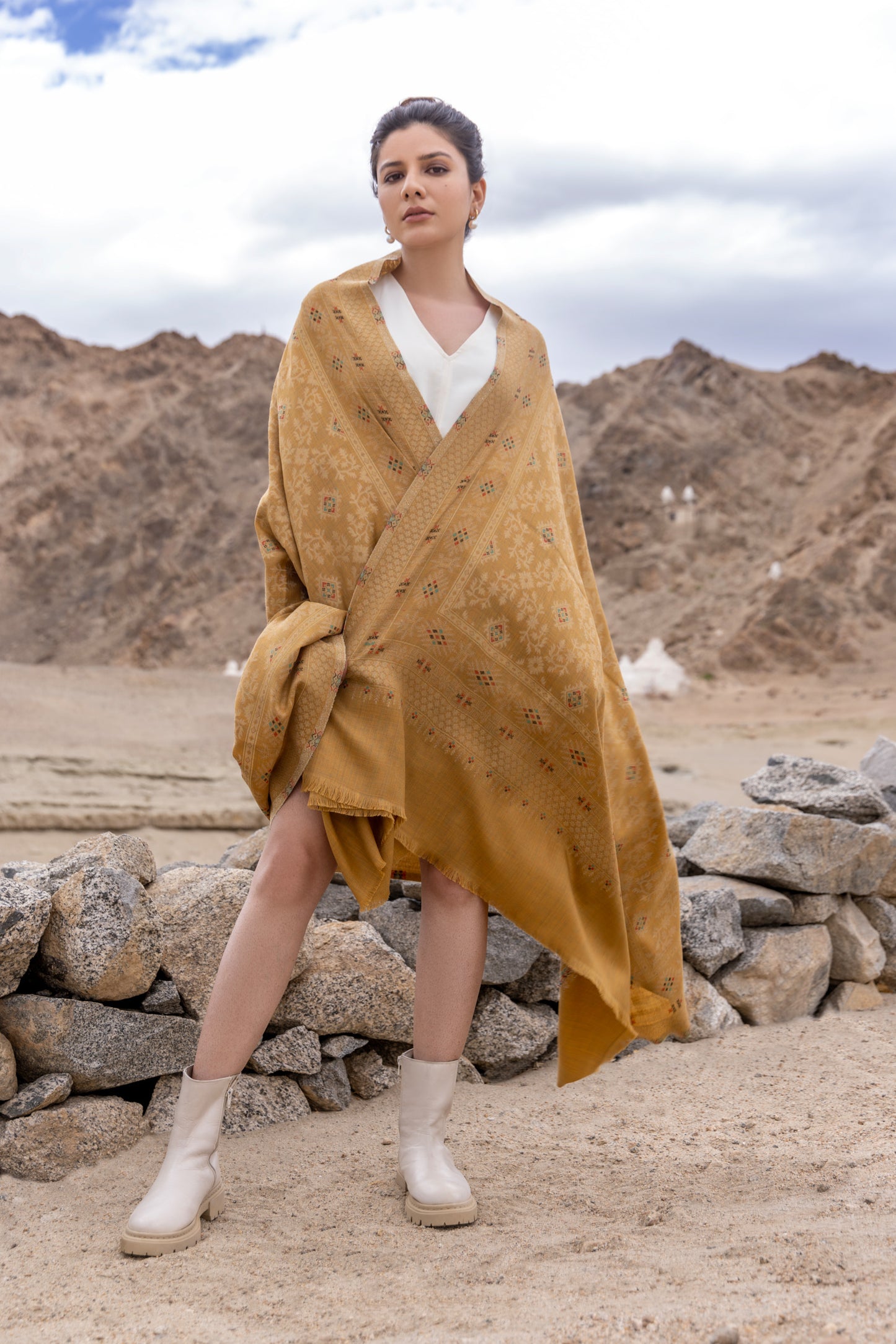 Women's Traditional Woollen Jamawar Shawl with Zari Work- Pastel Peach