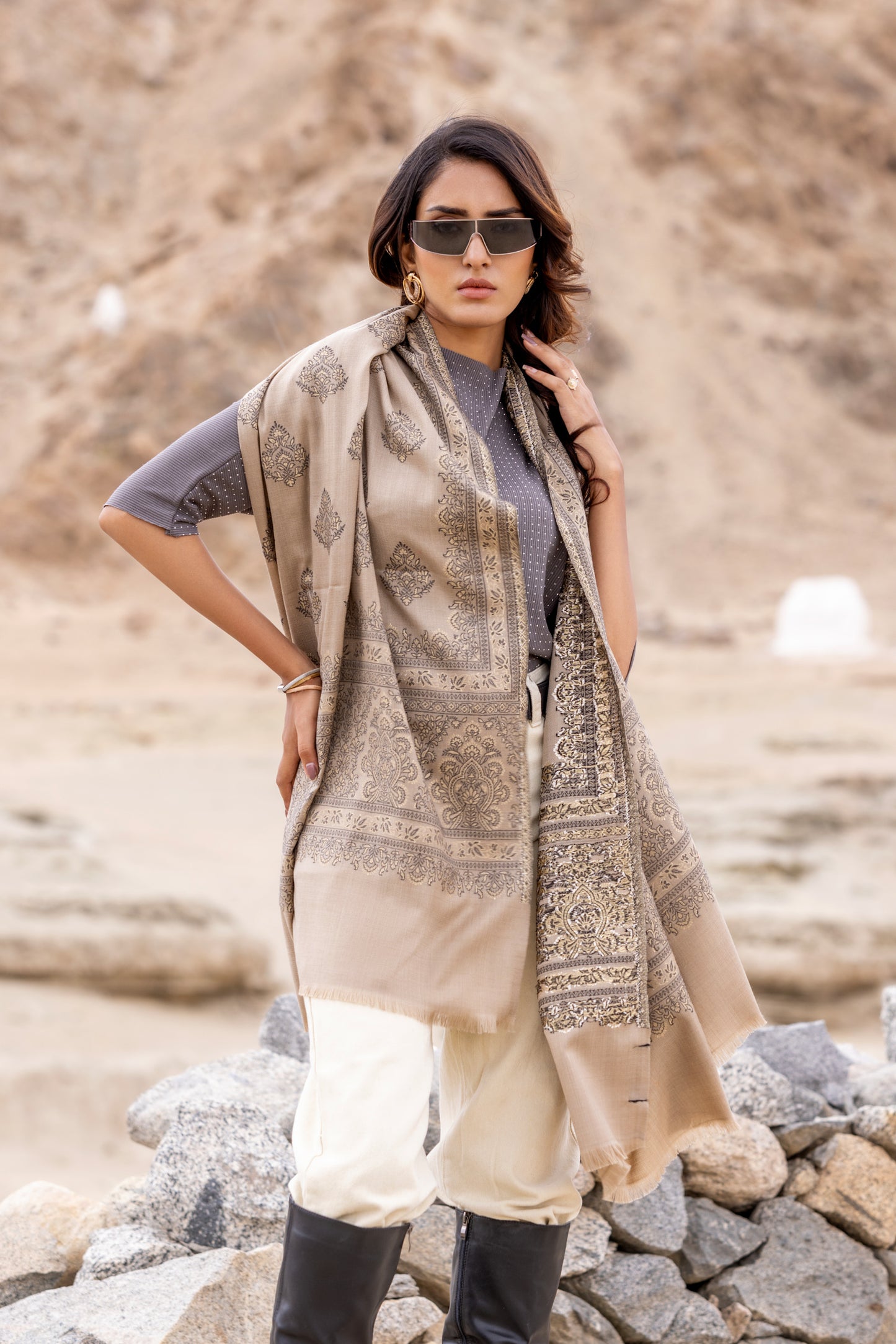 Women's Traditional Woollen Jamawar Shawl with Zari Work- Ivory Elegance
